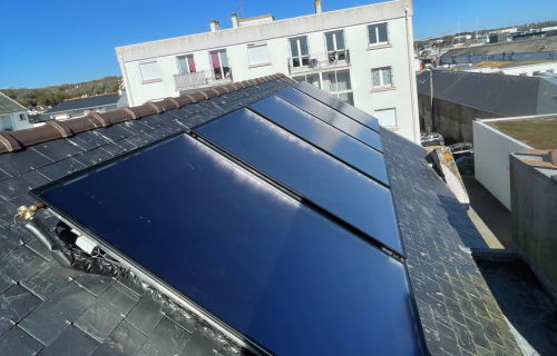 Panneaux solaires thermiques production d'eau chaude plomberie